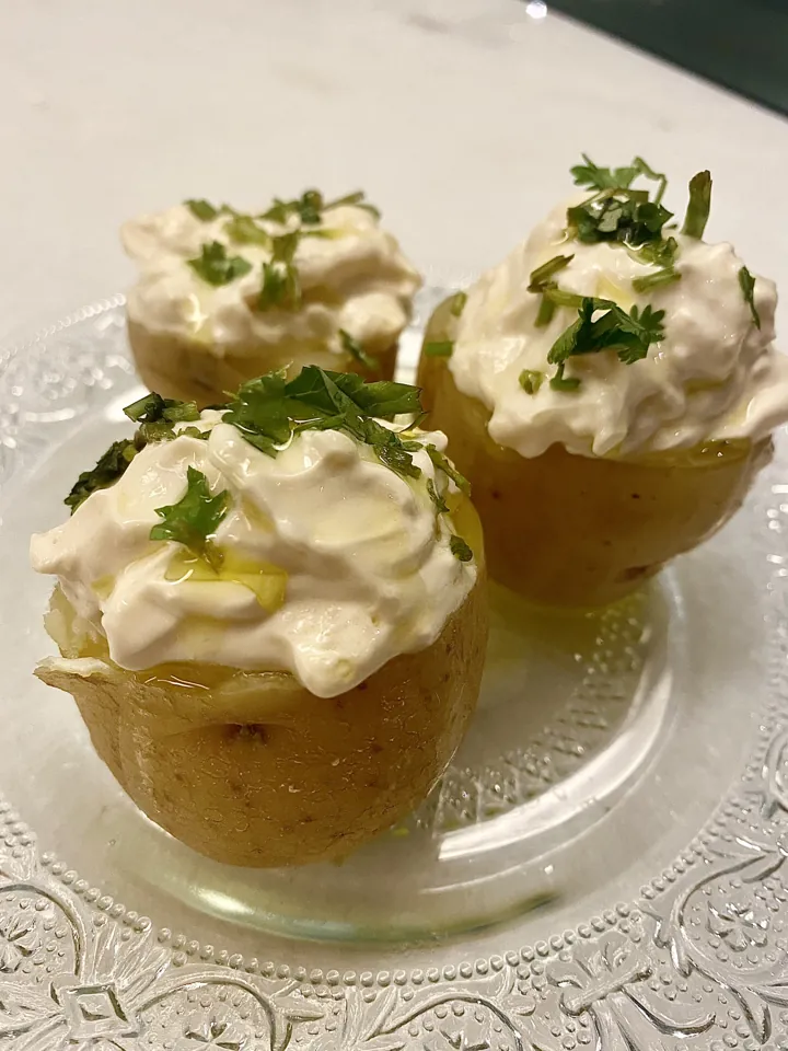 Batatinhas recheadas com cream cheese e cebolinha