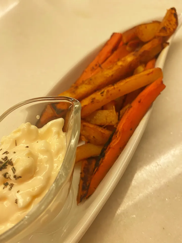 Palitos de legumes assados com molho de parmesão